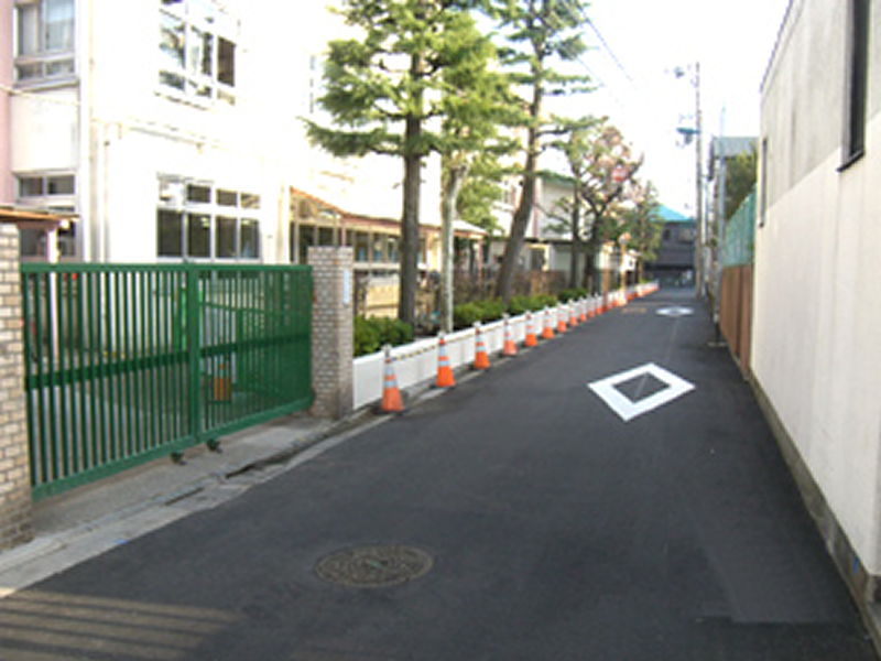 平成24年1月　豊川小学校生垣設置工事02