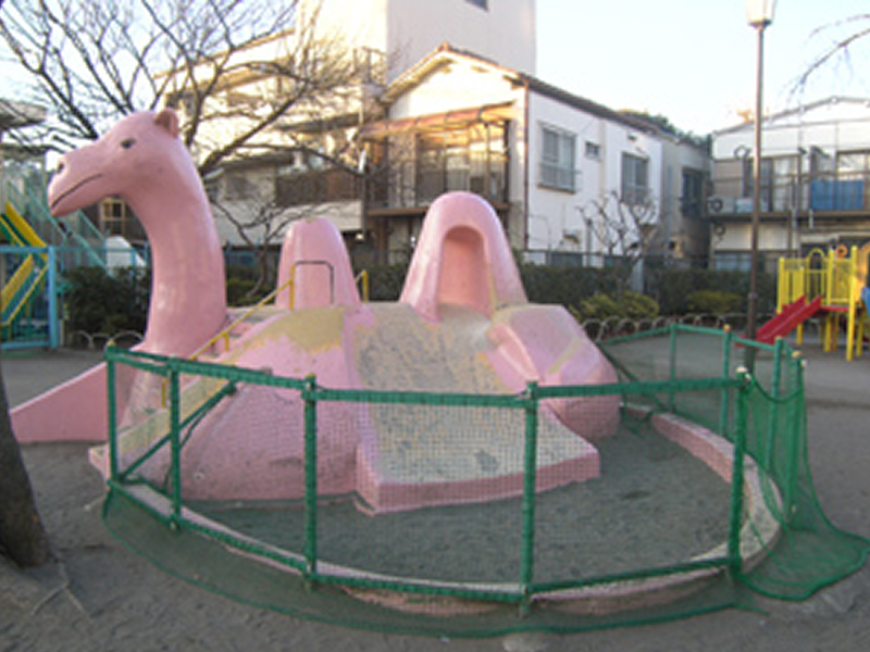 平成24年1月　荒川区五丁目公園らくだ遊具改修工事01