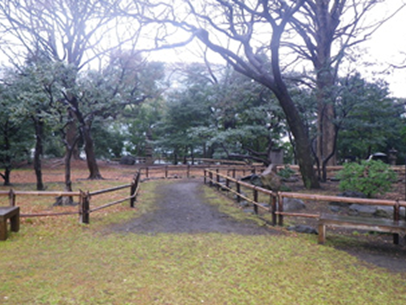 平成24年1月　旧岩崎邸庭園ロープ柵その他補修工事01